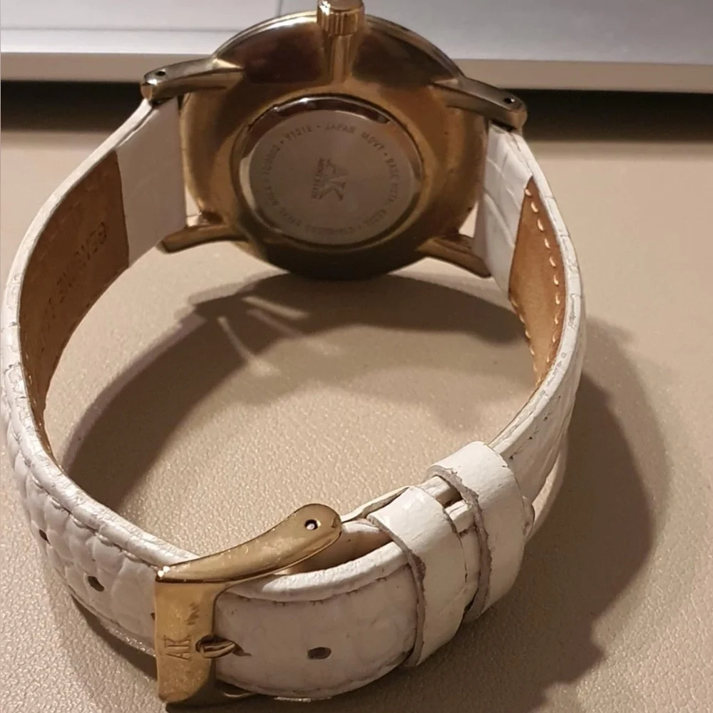 🦋10/$20🦋 Vintage Anne Klein #10/9002 Goldtone/MOP Leather Women's Watch